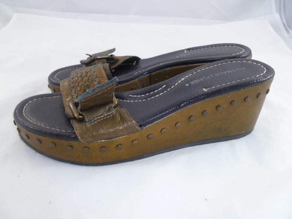 DONALD PLINER 7 BRONZE LEATHER PLATFORM/BUCKLES STUDDED FLIP FLOPS/WEDGES METALL